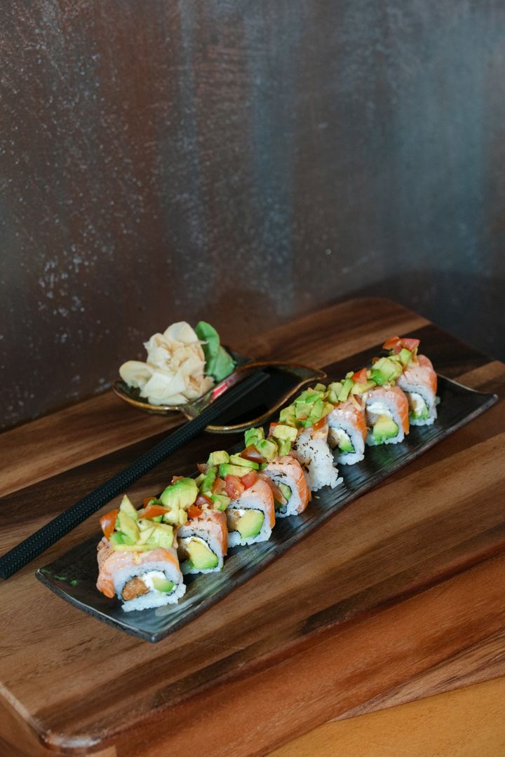Inside Out Rolls mit Lachs, Avocado und Tomate