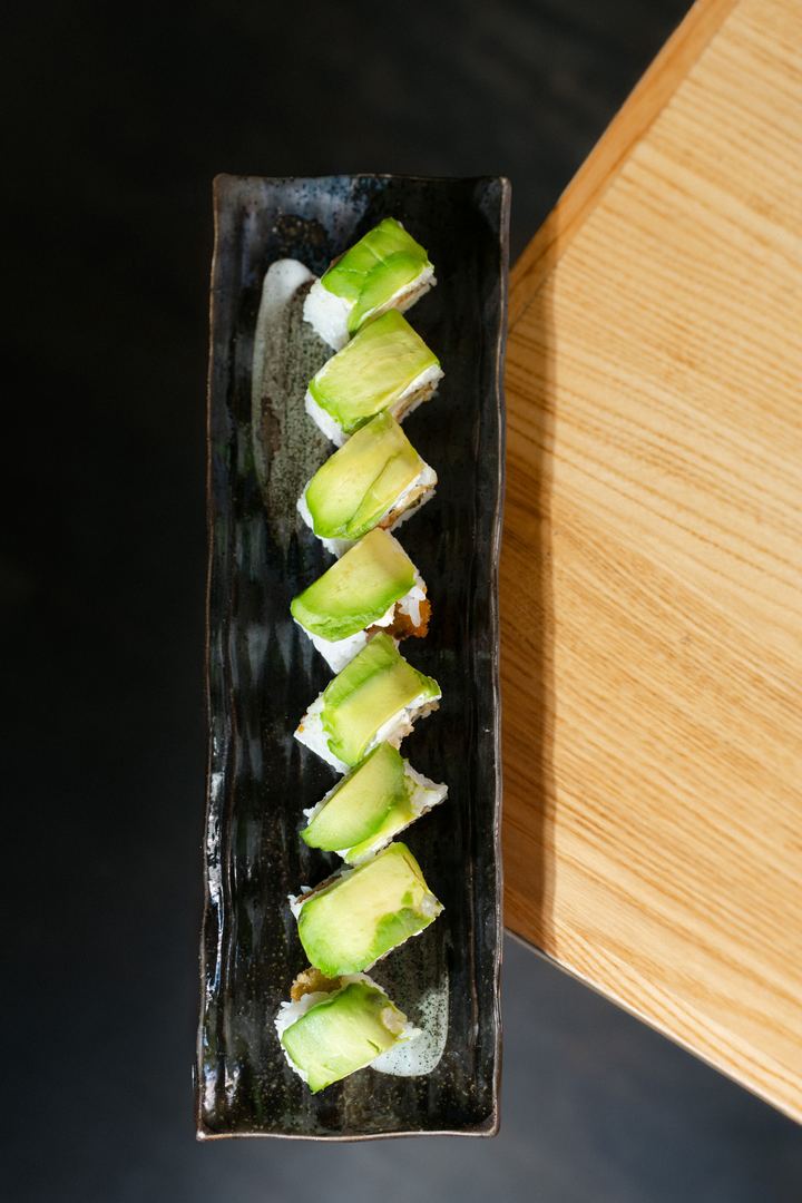 Avocado Roll von oben fotografiert